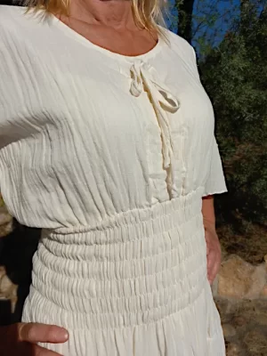 juhlamekko vaalea kapea vyötärö