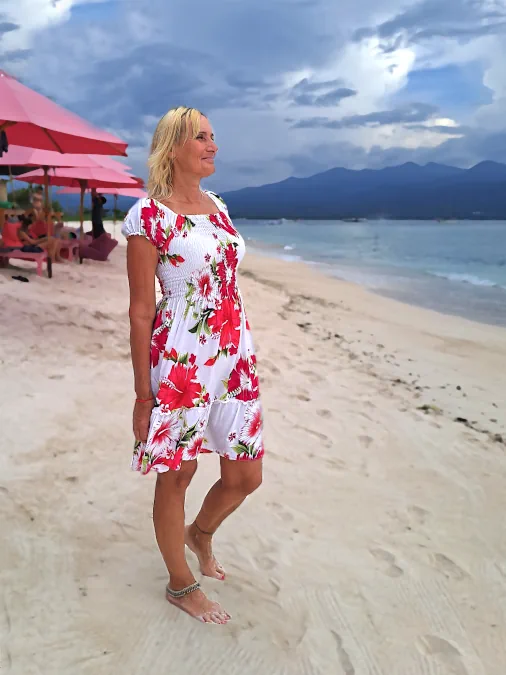 lyhyt kukkamekko punainen Lyhyt kukkamekko - Blommig klänning kort